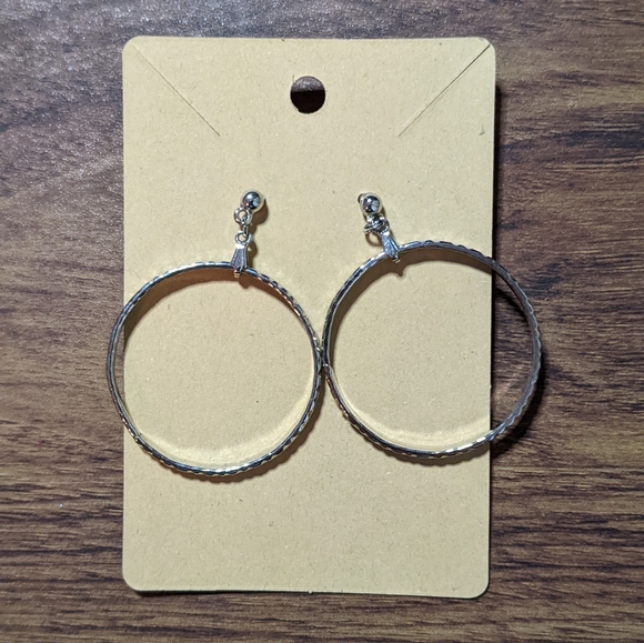 5/$20 vintage silver tone hoops - Picture 2 of 3